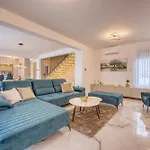 Elena Zadarvillas