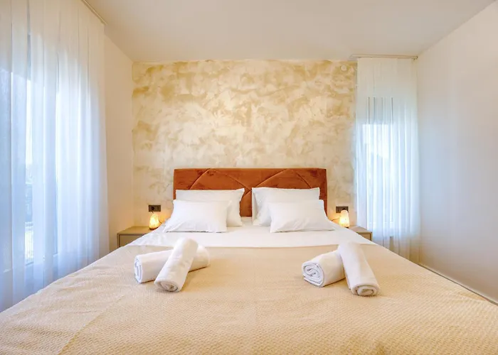 فيلة Elena Zadarvillas