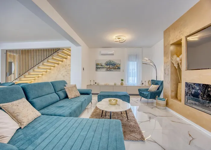 Elena Zadarvillas فيلة زاتون