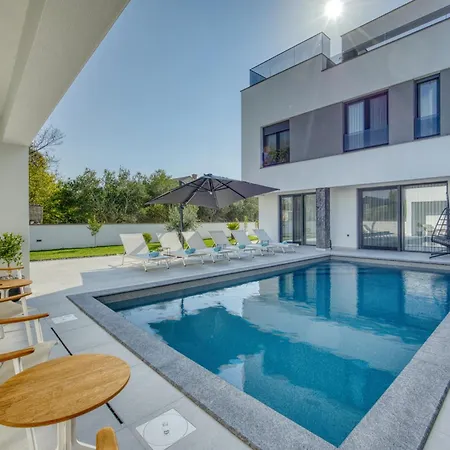 Vila Elena Zadarvillas *